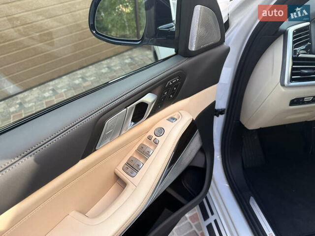 Белый БМВ X7, объемом двигателя 3 л и пробегом 17 тыс. км за 74500 $, фото 16 на Automoto.ua