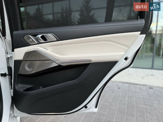 Белый БМВ X7, объемом двигателя 4.39 л и пробегом 58 тыс. км за 78999 $, фото 82 на Automoto.ua