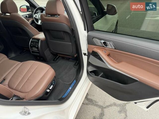 Белый БМВ X7, объемом двигателя 2.99 л и пробегом 73 тыс. км за 84900 $, фото 73 на Automoto.ua