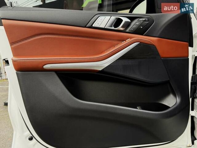 Белый БМВ X7, объемом двигателя 2.99 л и пробегом 120 тыс. км за 77999 $, фото 28 на Automoto.ua