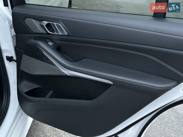 Белый БМВ X7, объемом двигателя 2.99 л и пробегом 49 тыс. км за 99900 $, фото 49 на Automoto.ua