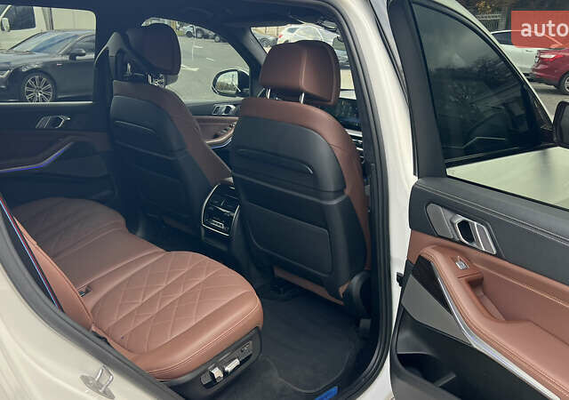 Белый БМВ X7, объемом двигателя 3 л и пробегом 115 тыс. км за 115000 $, фото 15 на Automoto.ua