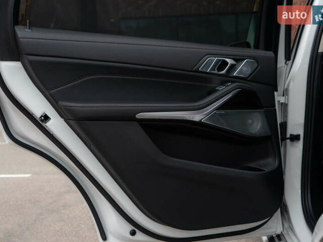 Белый БМВ X7, объемом двигателя 3 л и пробегом 75 тыс. км за 86000 $, фото 35 на Automoto.ua