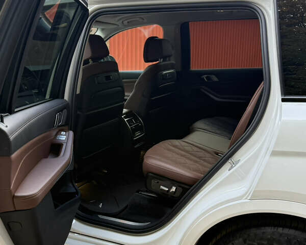 Белый БМВ X7, объемом двигателя 3 л и пробегом 48 тыс. км за 90000 $, фото 4 на Automoto.ua