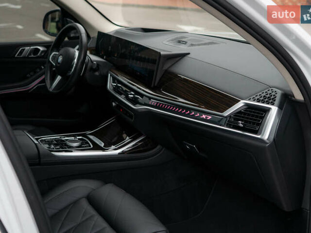 Белый БМВ X7, объемом двигателя 3 л и пробегом 75 тыс. км за 86000 $, фото 46 на Automoto.ua