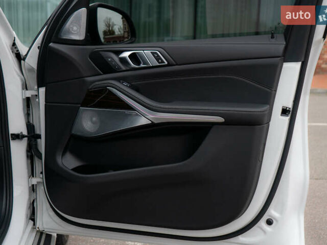 Белый БМВ X7, объемом двигателя 3 л и пробегом 75 тыс. км за 86000 $, фото 50 на Automoto.ua