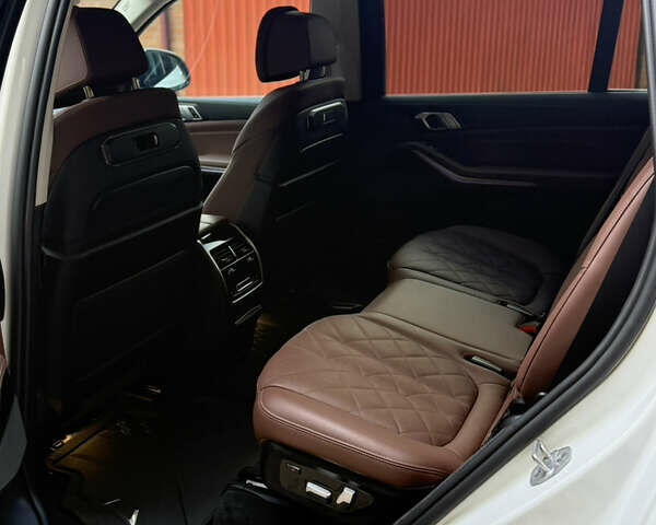 Белый БМВ X7, объемом двигателя 3 л и пробегом 48 тыс. км за 90000 $, фото 5 на Automoto.ua