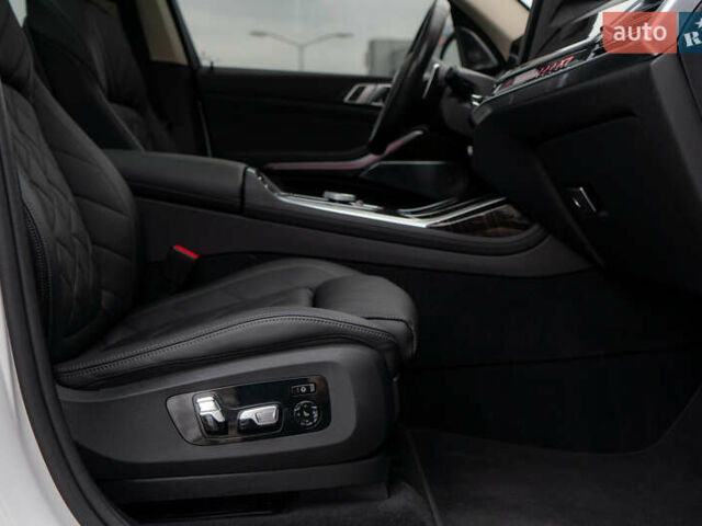 Белый БМВ X7, объемом двигателя 3 л и пробегом 75 тыс. км за 86000 $, фото 49 на Automoto.ua