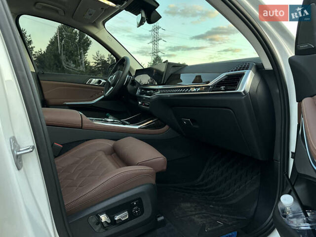 Белый БМВ X7, объемом двигателя 3 л и пробегом 11 тыс. км за 95000 $, фото 17 на Automoto.ua