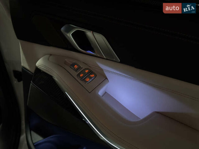 Белый БМВ X7, объемом двигателя 4.39 л и пробегом 35 тыс. км за 149900 $, фото 82 на Automoto.ua