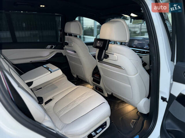 Белый БМВ X7, объемом двигателя 4.39 л и пробегом 35 тыс. км за 149900 $, фото 16 на Automoto.ua