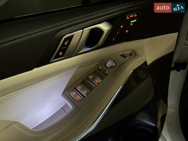 Белый БМВ X7, объемом двигателя 4.39 л и пробегом 35 тыс. км за 149900 $, фото 76 на Automoto.ua