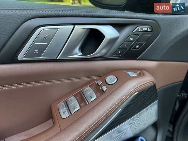 Черный БМВ X7, объемом двигателя 3 л и пробегом 59 тыс. км за 74900 $, фото 32 на Automoto.ua