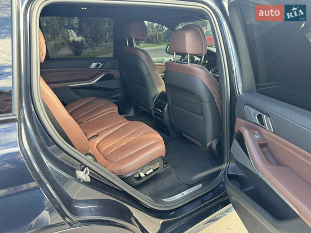 Черный БМВ X7, объемом двигателя 4.39 л и пробегом 223 тыс. км за 59500 $, фото 19 на Automoto.ua