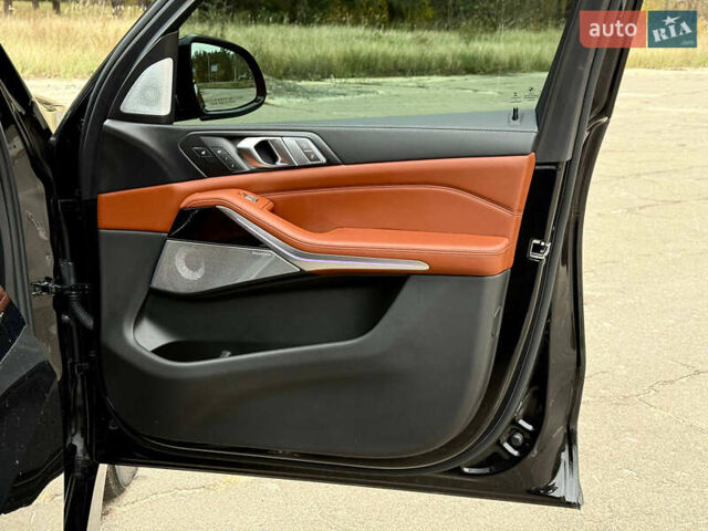 Черный БМВ X7, объемом двигателя 4.39 л и пробегом 102 тыс. км за 78500 $, фото 69 на Automoto.ua