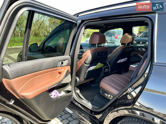 Черный БМВ X7, объемом двигателя 2.99 л и пробегом 105 тыс. км за 81100 $, фото 30 на Automoto.ua