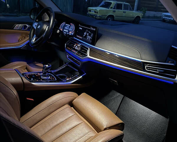 Черный БМВ X7, объемом двигателя 4.39 л и пробегом 118 тыс. км за 75000 $, фото 45 на Automoto.ua