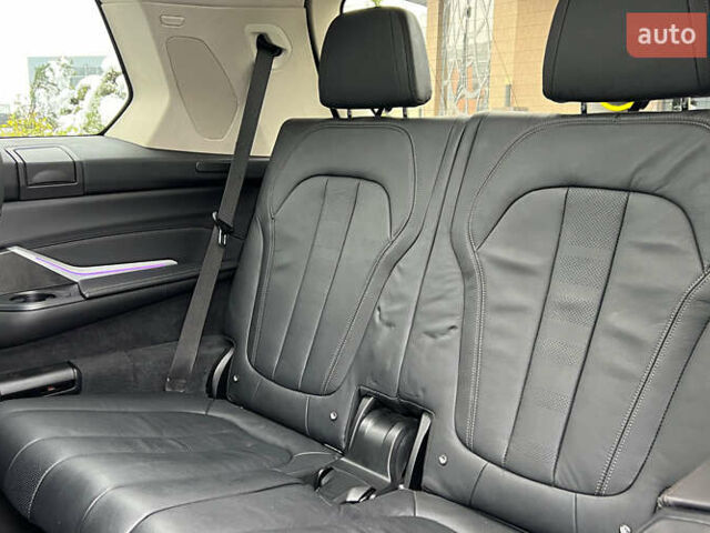 Черный БМВ X7, объемом двигателя 3 л и пробегом 137 тыс. км за 63999 $, фото 27 на Automoto.ua