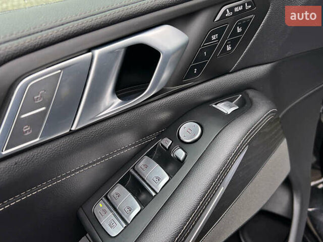 Черный БМВ X7, объемом двигателя 3 л и пробегом 137 тыс. км за 63999 $, фото 19 на Automoto.ua