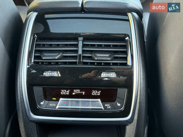 Черный БМВ X7, объемом двигателя 4.39 л и пробегом 29 тыс. км за 81500 $, фото 79 на Automoto.ua