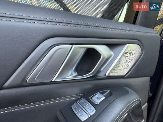 Черный БМВ X7, объемом двигателя 4.39 л и пробегом 29 тыс. км за 81500 $, фото 51 на Automoto.ua