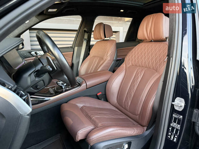 Черный БМВ X7, объемом двигателя 2.99 л и пробегом 87 тыс. км за 88500 $, фото 11 на Automoto.ua