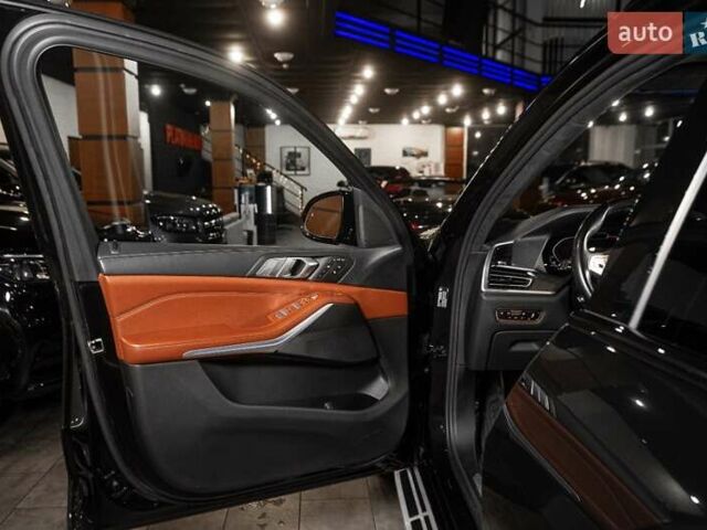 Черный БМВ X7, объемом двигателя 3 л и пробегом 65 тыс. км за 79900 $, фото 58 на Automoto.ua