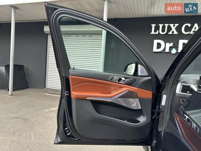 Черный БМВ X7, объемом двигателя 4.4 л и пробегом 40 тыс. км за 140900 $, фото 60 на Automoto.ua