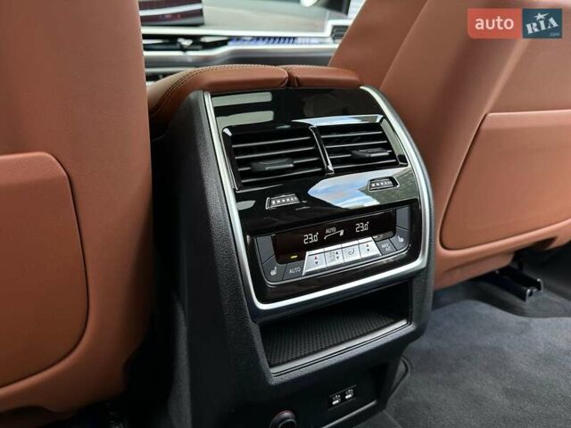 Черный БМВ X7, объемом двигателя 4.4 л и пробегом 40 тыс. км за 140900 $, фото 93 на Automoto.ua