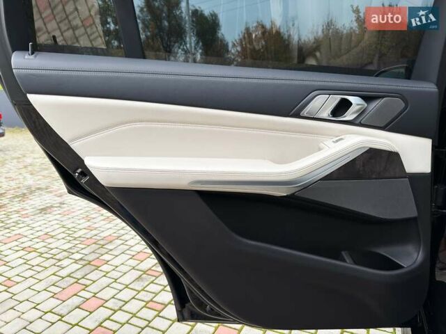 Черный БМВ X7, объемом двигателя 3 л и пробегом 110 тыс. км за 96499 $, фото 81 на Automoto.ua