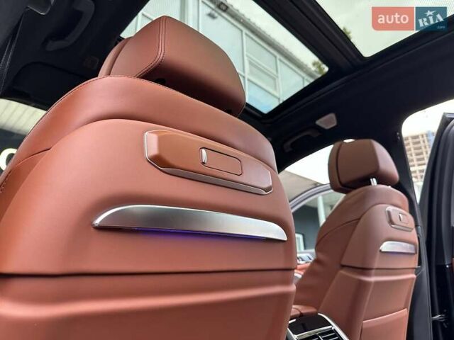 Черный БМВ X7, объемом двигателя 4.4 л и пробегом 40 тыс. км за 140900 $, фото 88 на Automoto.ua