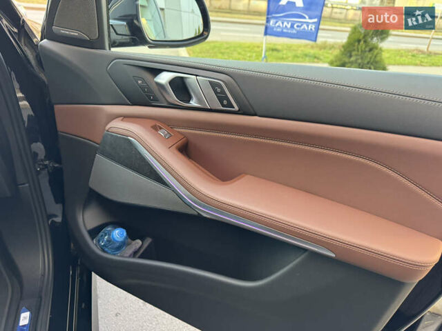 Черный БМВ X7, объемом двигателя 2.99 л и пробегом 20 тыс. км за 124000 $, фото 31 на Automoto.ua