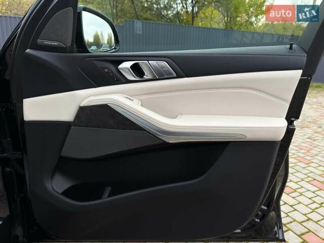 Черный БМВ X7, объемом двигателя 3 л и пробегом 110 тыс. км за 96499 $, фото 107 на Automoto.ua