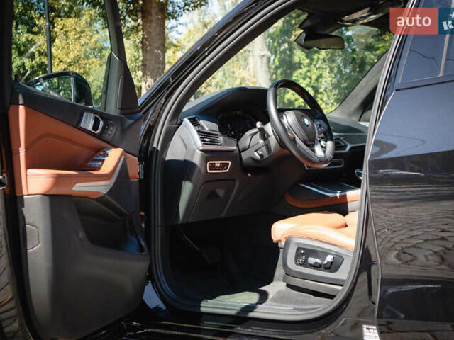 Черный БМВ X7, объемом двигателя 3 л и пробегом 64 тыс. км за 73500 $, фото 52 на Automoto.ua