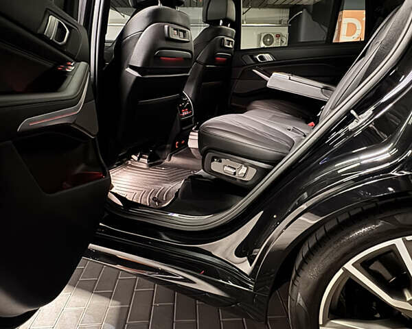 Черный БМВ X7, объемом двигателя 4.39 л и пробегом 70 тыс. км за 95000 $, фото 10 на Automoto.ua