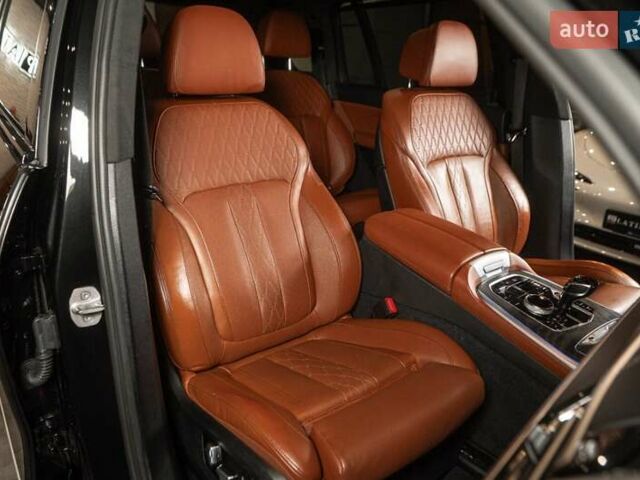 Черный БМВ X7, объемом двигателя 3 л и пробегом 65 тыс. км за 79900 $, фото 2 на Automoto.ua