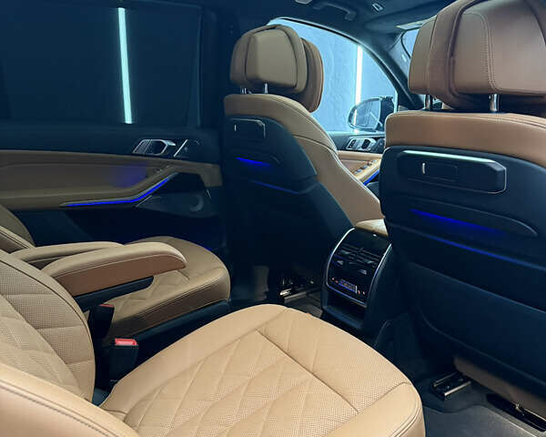 Черный БМВ X7, объемом двигателя 3 л и пробегом 29 тыс. км за 100000 $, фото 25 на Automoto.ua