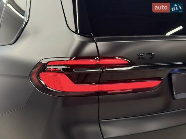 Черный БМВ X7, объемом двигателя 4.39 л и пробегом 25 тыс. км за 155990 $, фото 9 на Automoto.ua