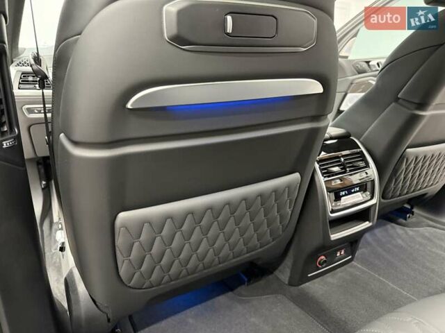 Черный БМВ X7, объемом двигателя 4.39 л и пробегом 25 тыс. км за 155990 $, фото 41 на Automoto.ua