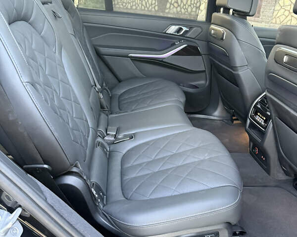 Черный БМВ X7, объемом двигателя 3 л и пробегом 28 тыс. км за 93000 $, фото 61 на Automoto.ua