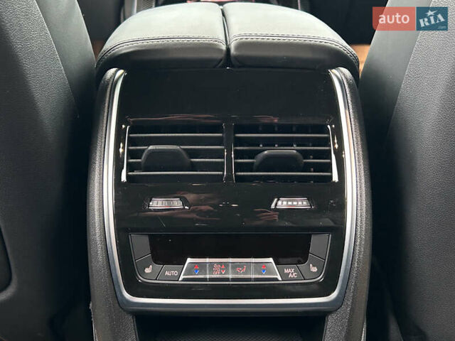 Черный БМВ X7, объемом двигателя 4.39 л и пробегом 15 тыс. км за 125000 $, фото 29 на Automoto.ua