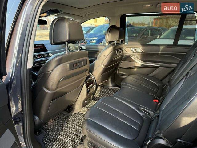Серый БМВ X7, объемом двигателя 3 л и пробегом 147 тыс. км за 50900 $, фото 41 на Automoto.ua