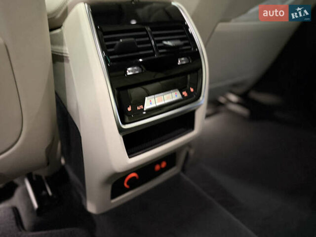 Серый БМВ X7, объемом двигателя 3 л и пробегом 65 тыс. км за 68900 $, фото 23 на Automoto.ua