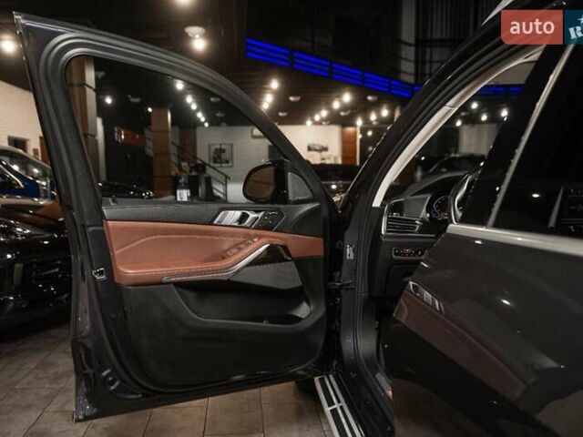 Серый БМВ X7, объемом двигателя 4.39 л и пробегом 53 тыс. км за 63900 $, фото 82 на Automoto.ua