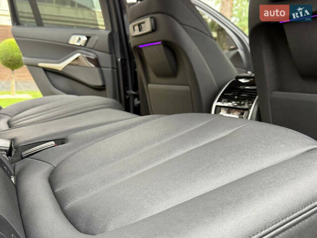 Серый БМВ X7, объемом двигателя 3 л и пробегом 148 тыс. км за 55000 $, фото 98 на Automoto.ua