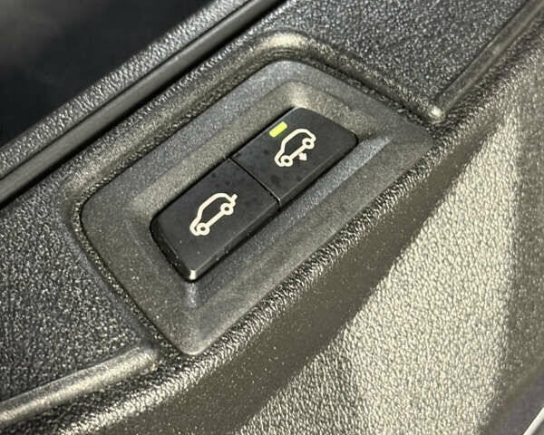 Серый БМВ X7, объемом двигателя 3 л и пробегом 65 тыс. км за 68900 $, фото 30 на Automoto.ua