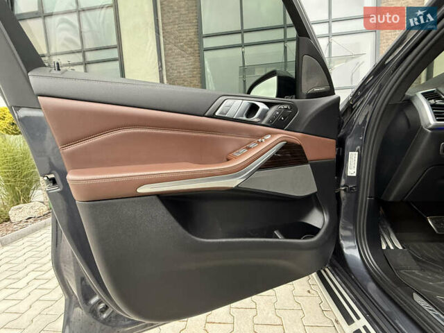 Сірий БМВ X7, об'ємом двигуна 3 л та пробігом 99 тис. км за 76000 $, фото 90 на Automoto.ua