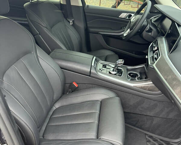 Серый БМВ X7, объемом двигателя 2.99 л и пробегом 140 тыс. км за 63500 $, фото 53 на Automoto.ua