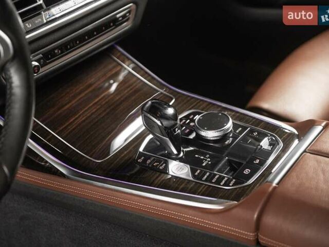 Серый БМВ X7, объемом двигателя 4.39 л и пробегом 53 тыс. км за 63900 $, фото 4 на Automoto.ua