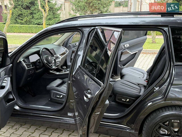 Серый БМВ X7, объемом двигателя 3 л и пробегом 148 тыс. км за 55000 $, фото 86 на Automoto.ua